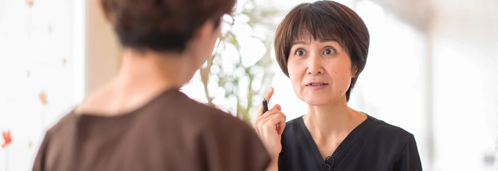 突発性難聴の入院基準を説明する鍼灸師 吉池 美奈子