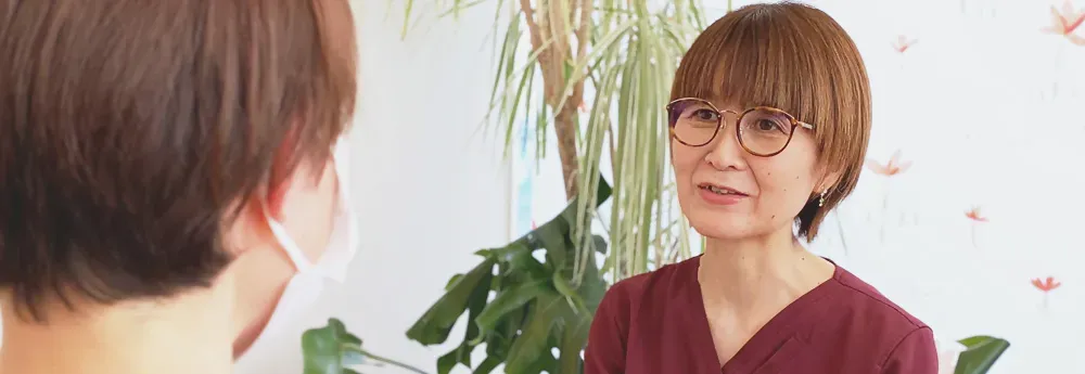 突発性難聴の聴覚補充現象について説明する鍼灸師