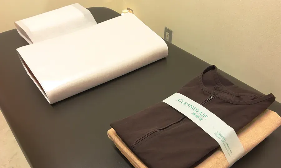 消毒された完全個室の治療ベッドの画像