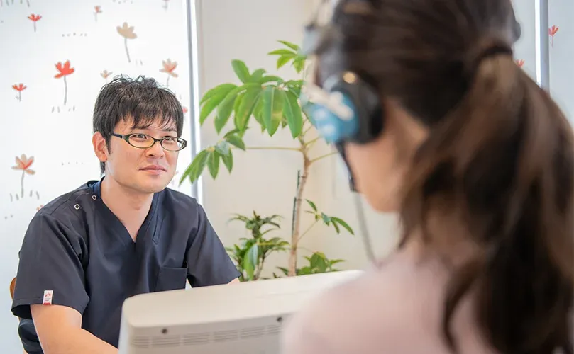 聴力検査をしている様子