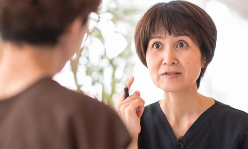突発性難聴の鍼治療の効果を説明する鍼灸師