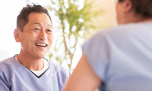 突発性難聴の鍼治療について説明する鍼灸師